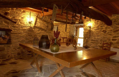 Una gran mesa de madera en la estancia de piedra.